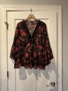 Torrid Plus 1 Black Floral Semi Sheer Bell Sleeve Babydoll Blouse Romantic 1X